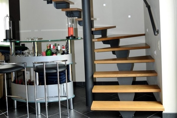 Escalier sur-mesure alliant bois et alu pour un effet design assuré